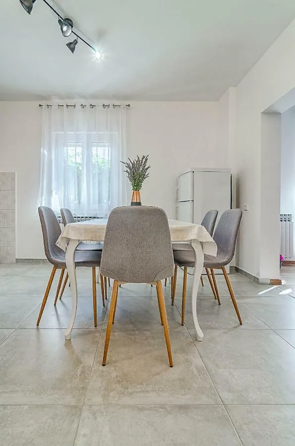 Apartments Prodan Fazana 0*,