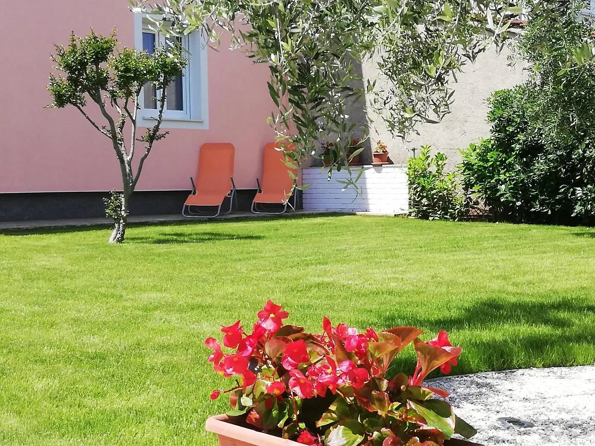 Apartments Prodan Fazana 0*,